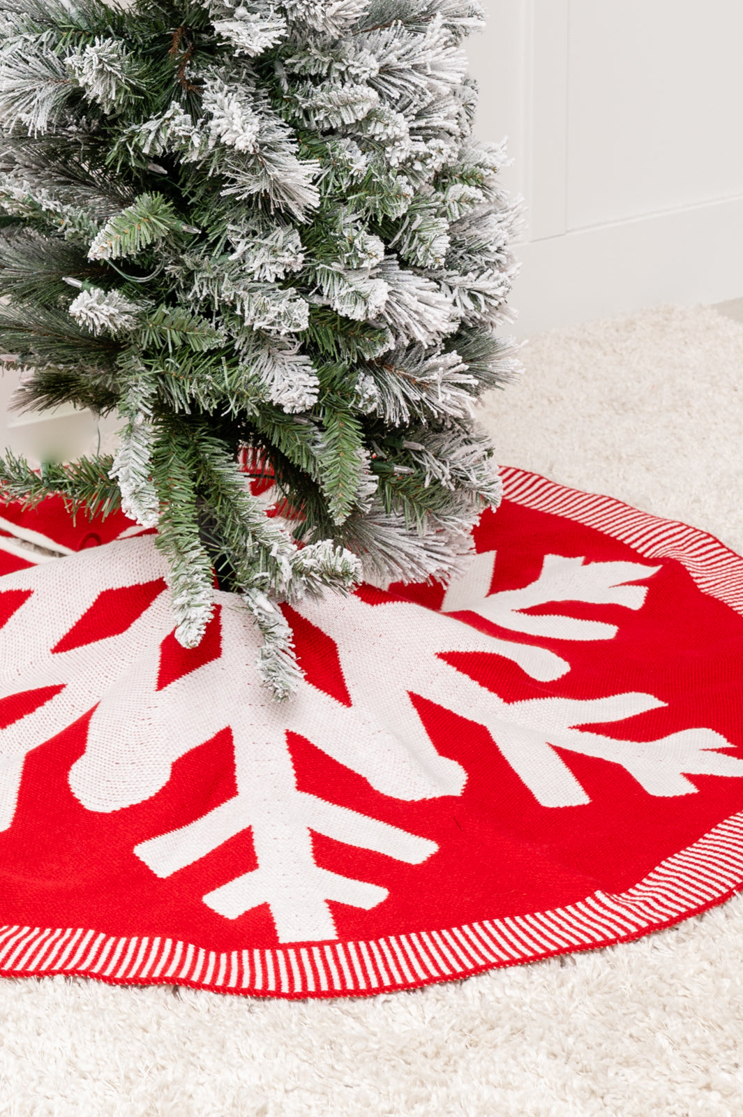 Snowflake Knit Tree Skirt